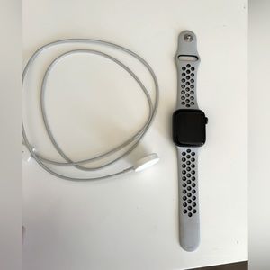 Apple Watch Nike SE, includes watch & band